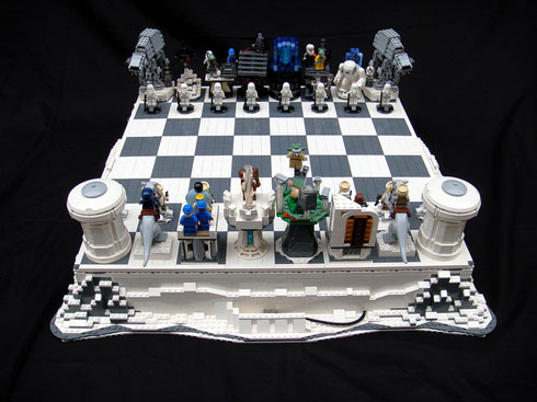 インテリアとしてもいい 凝ったデザインのチェス盤と チェス駒 Renote リノート