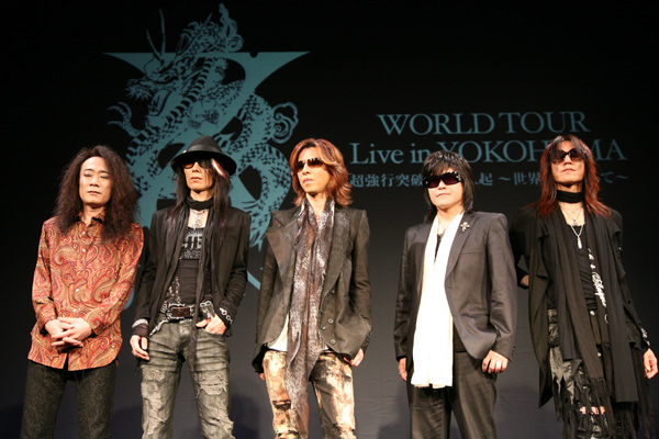 ワールドツアーイベントで並んで立っているX JAPANの画像
